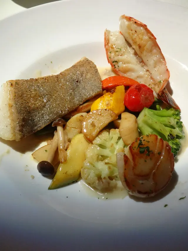 配菜包括: 黃瓜、甘筍、露筍、烤香的雜菌,整體口味豐富!十分討好!