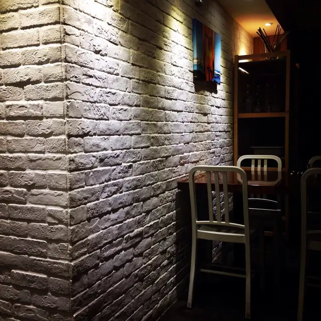 磚牆做raw feeling