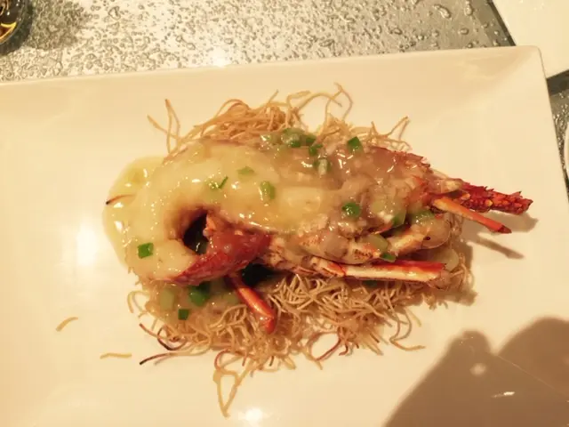 蒜香牛油焗開邊龍蝦伴脆麵