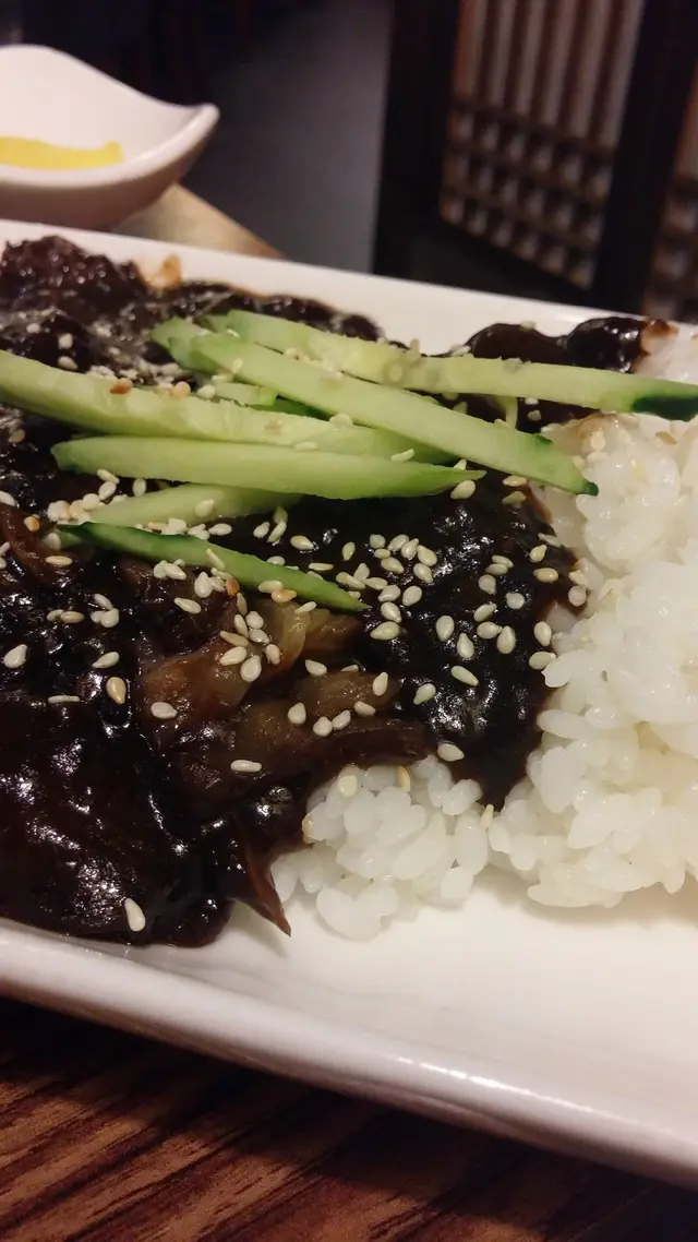 炸醬鹹中帶甜，夾著大量薯仔以及少許肉碎，感覺頗正路