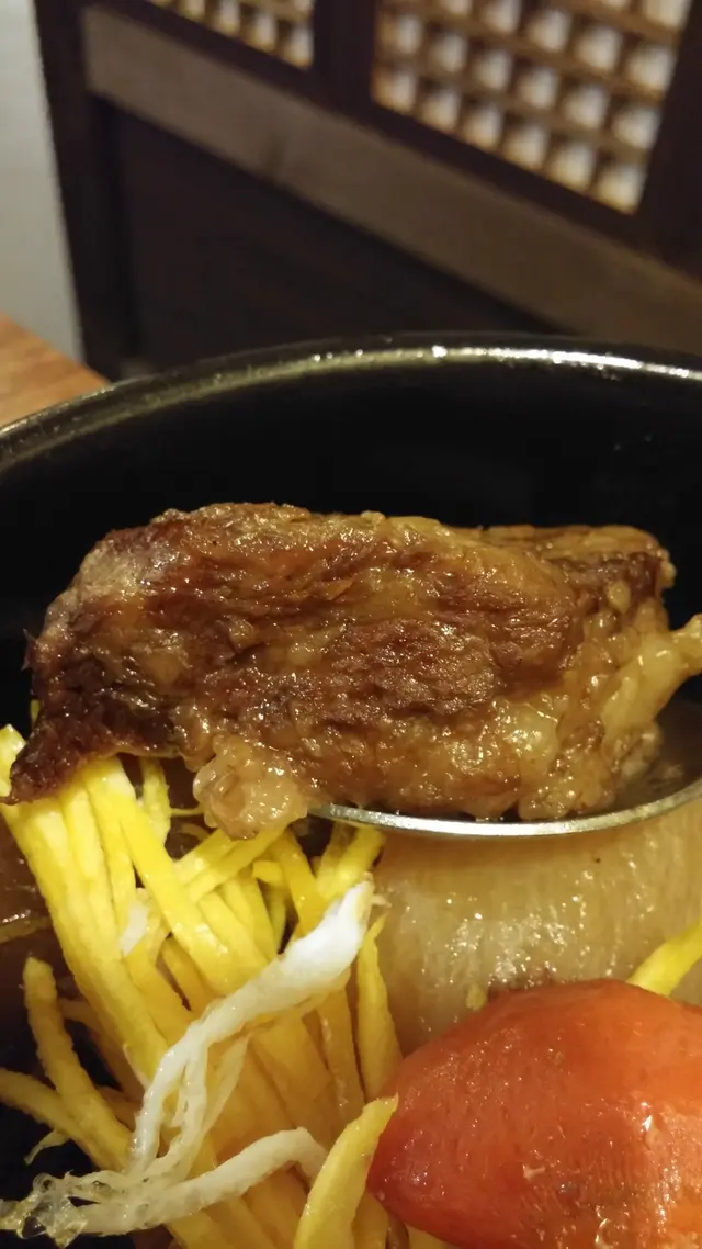 這個一定要趁熱吃，先來件牛肋骨，怎料連挾起都有難度