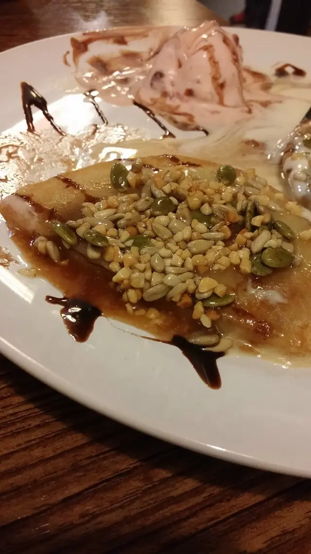 切開糖餅真的不得了，糖漿完全滲出來，加上那煙韌香軟的外皮就更加利口