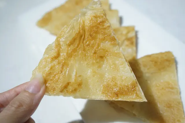 更欣賞的是那烤得薄脆的油酥餅,金黃香脆,不油不膩