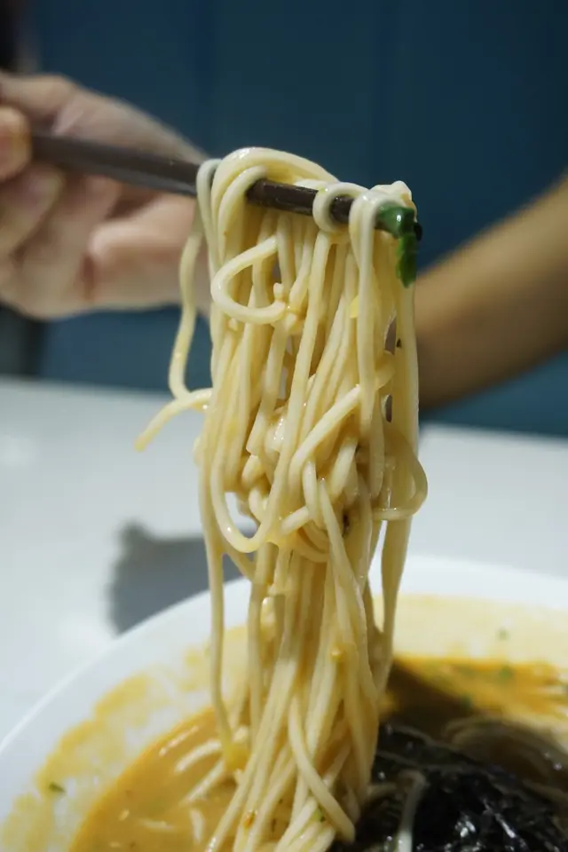 白麵條煙靱有嚼勁,也很能掛湯