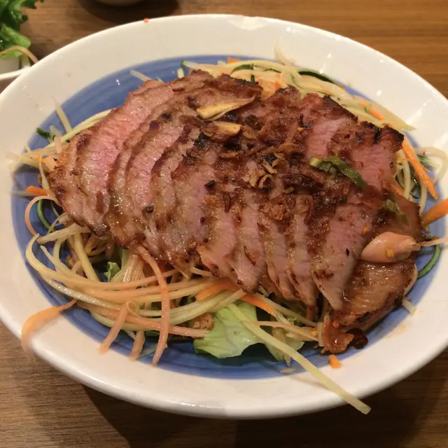 炭燒豬頸肉木瓜沙律