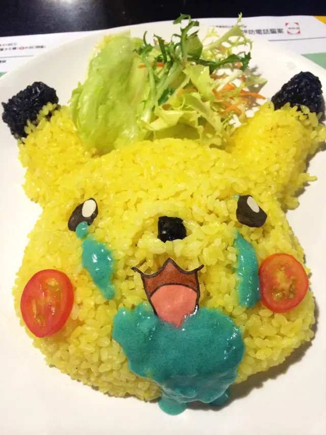 把咖哩汁倒到飯面，好奇怪喔！