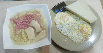 鮑片火腿絲縲絲粉 配煎雙蛋 配多士 配熱飲（凍飲+$2）