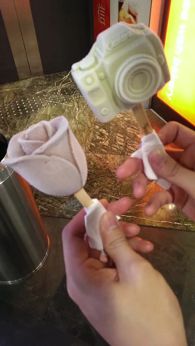 朱古力味玫瑰花同綠茶味相機