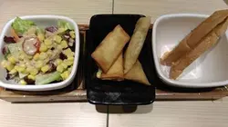 小拼盘包括沙律、墨西哥玉米片和蒜茸包。沙律菜几新鲜，醋够多够醒胃；玉米片香脆，在芝士香；蒜茸包则可多一点蒜味。