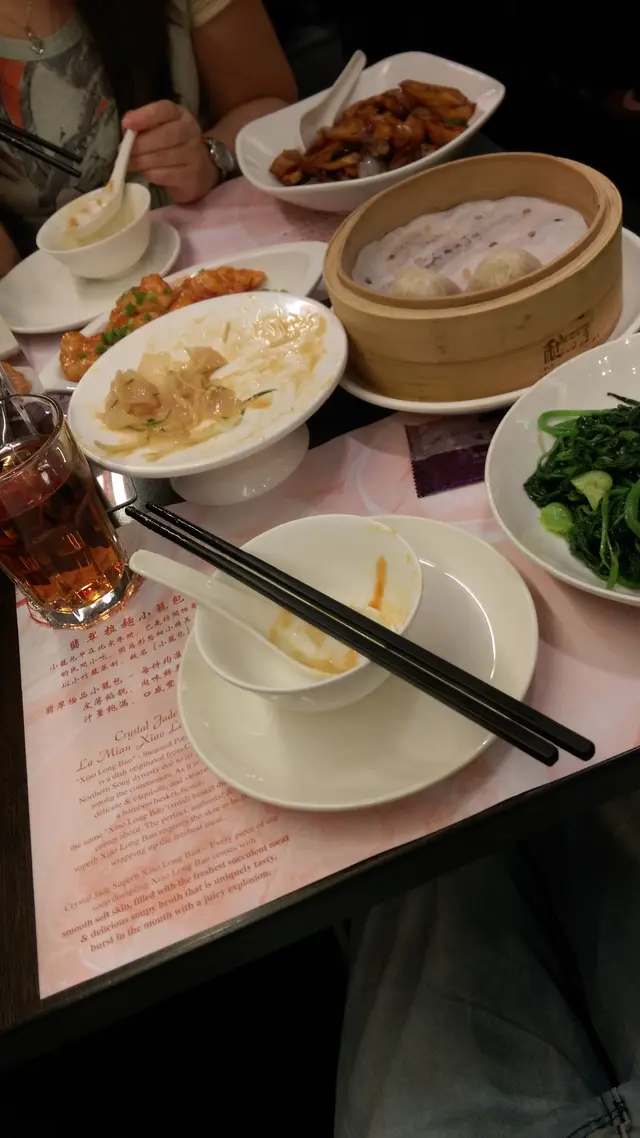 我地被安排坐邊位,但係都覺得張枱細左啲。。。