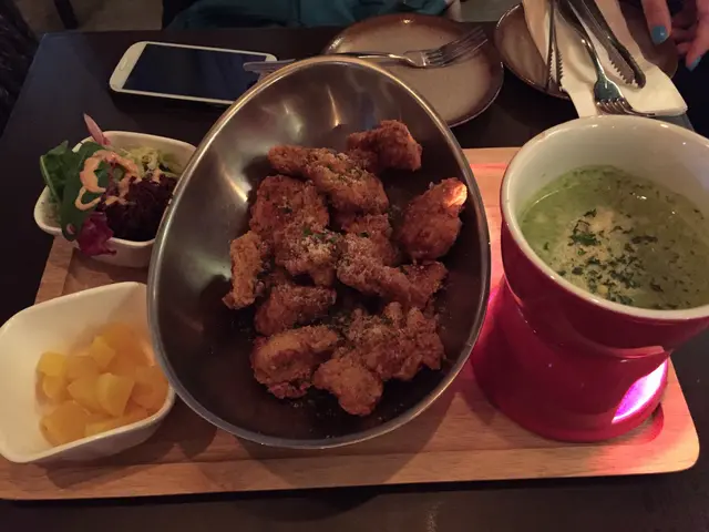 通常炸雞會很乾，但這弄得很juicy!還有泡菜男大讚它的炸粉皮很薄。