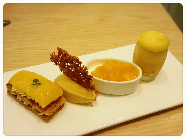 啲芒果好酸，又冇乜芒果味，奶凍好奶味，但好滑，個拿破崙酥皮唔夠酥，有啲硬。整體來說平平無奇。