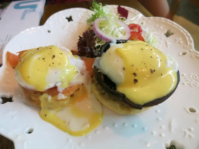 Egg benedict combo