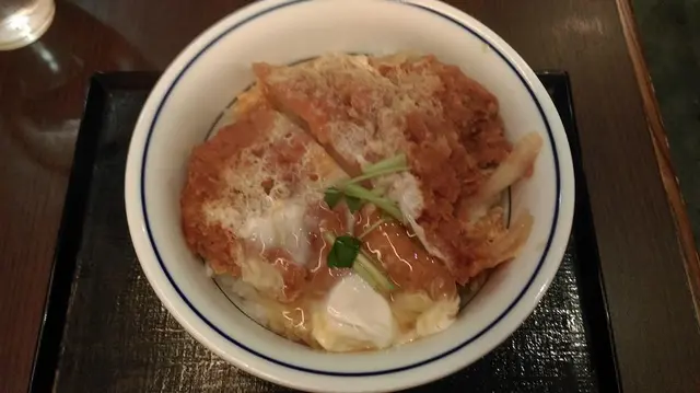 吉列豬炸得非常香脆，肉質軟滑，口感不油膩。蛋汁香濃，配上特製醬汁，香噴噴的豬扒再配上珍珠米，碗內的珍珠米配合醬汁很有日本當地的風味，蛋汁有蛋味，滑蛋及醬汁配合得很好！滑蛋的口感惹味得很 ，味道不錯