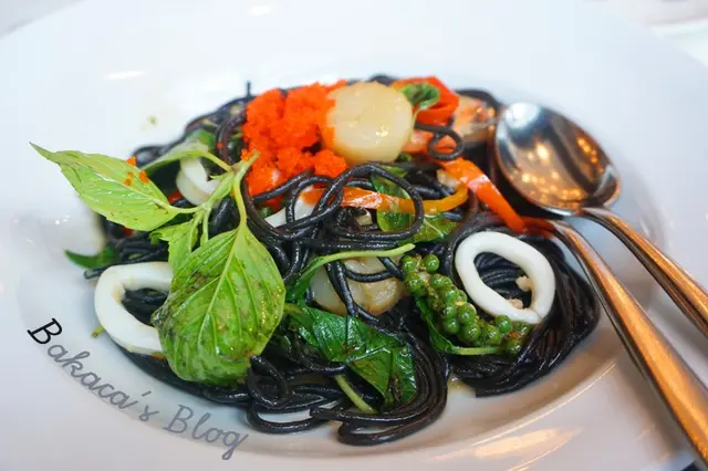 鮮蝦帶子墨魚汁麵