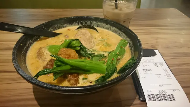 擔擔豬扒米線加菜芯豬軟骨