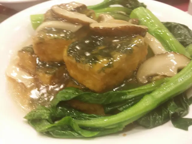 炸豆腐上有蛋、有菜蓉，再鋪著冬菇；口感豐盛