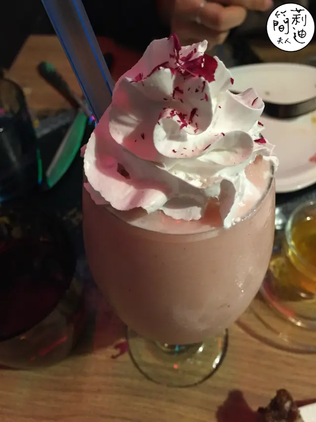 玫瑰草莓冰沙
