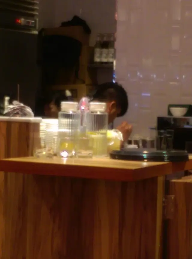 咖啡師悉心弄好立體咖啡後，由他親手送上結食客！