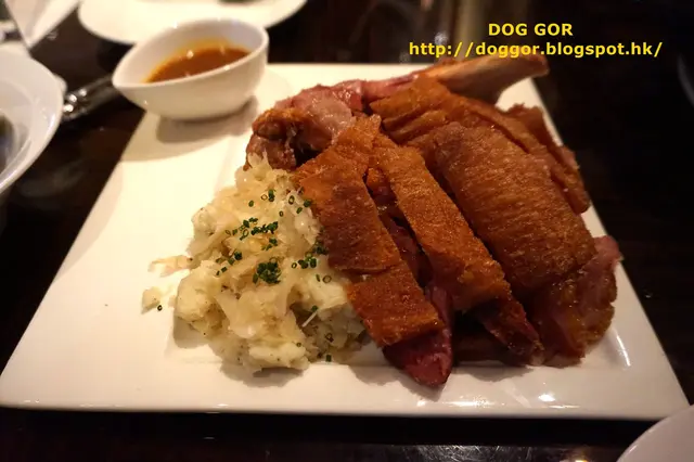 德國脆皮豬膝配松露薯蓉