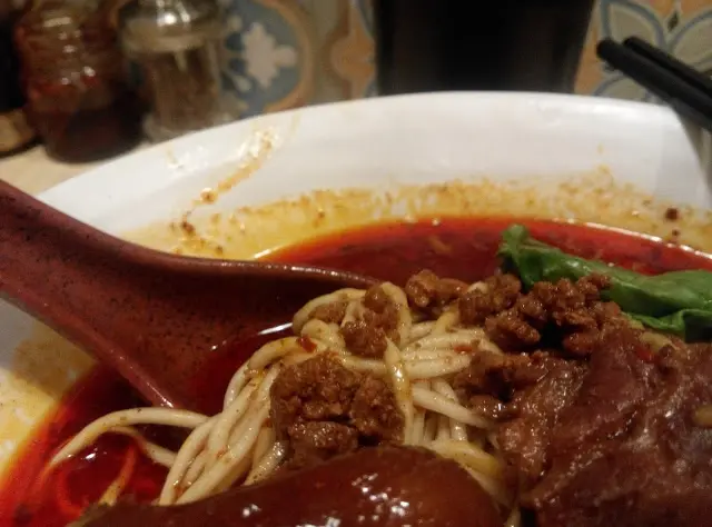 橙紅的湯底,面層有點油份,在中辣來說可以接受,夾在麵條間吃剛好。