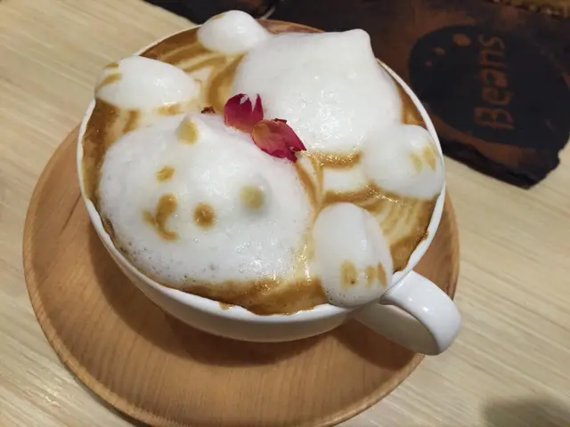 有玫瑰花瓣做頸帶，好得意！味道很香濃，咖啡豆不會太酸！貓咪可以再立體一點