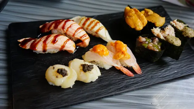 海膽軍艦鋪滿海膽，屬必點項目，蟹膏蟹肉軍艦也十分好吃，火炙三文魚壽司必定要enore！