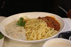 挪威烟三文鱼蚬肉刁草忌廉汁拼肉酱扁意粉