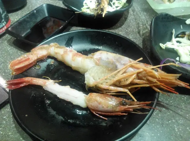 跟一般的原隻甜蝦刺身比一比，肉質彈牙，體型落差有母子的既視感。