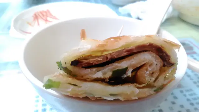 葱油餅包著五香牛肉片