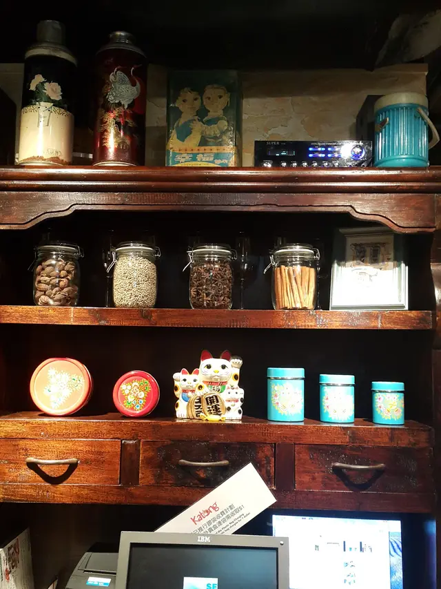 木櫃上擺放了不少鐵罐、舊式的暖水壺、放置了香料的玻璃瓶等.....，點餐後給我們的分食碗是用了公雞碗，懷舊的氣息都好濃厚。