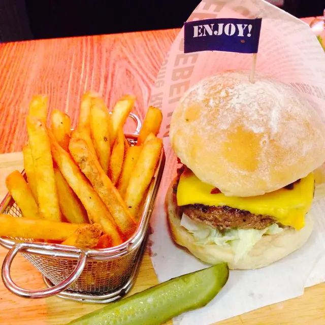 default 7 成熟牛肉，勁重薯味薯條，再加條酸瓜