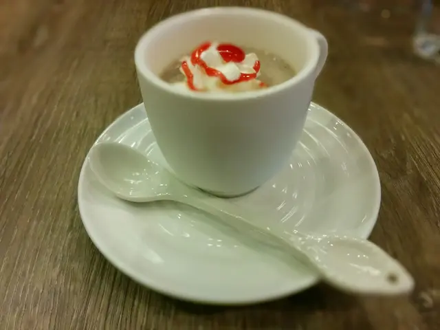 友人說有很香口的香蕉味, 不過我最後還是為她命名為 "甜品 (02)", 人有時候是需要隨意些. 