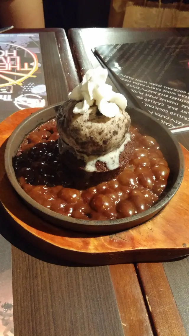 甫上桌，店方就馬上趁熱澆上朱古力漿，霎時白煙溢出，激烈的泡泡不斷冒升