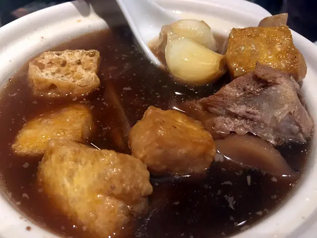 肉骨茶非常足料，油炸鬼重要分開上唔驚浸淋晒添！