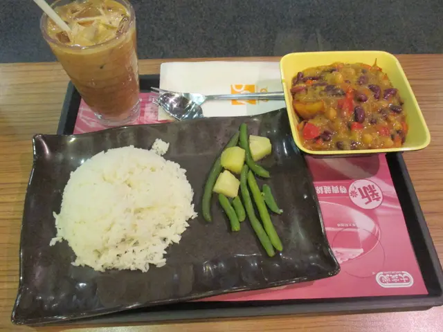 個咖哩汁混入素食材料如蘿蔔，紅豆同薯仔。個咖哩汁唔算好辣。