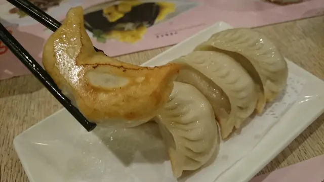 窩貼底部煎得微微金黃,再煎久一點便更佳