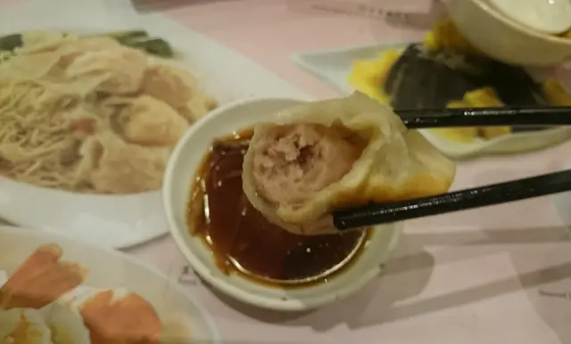 內餡有點點肉汁流出,感覺比雲吞的肉餡新鮮