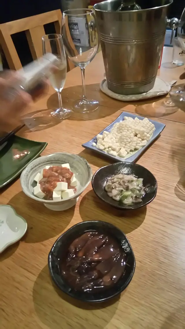 圖下螢光魷魚，右中芥末八爪魚，左酒糟芝士，圖上粟米刺身