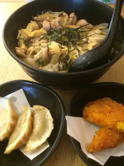 滑蛋鸡柳饭 $38 包汽水一杯，下面两款小食跟餐加$10一款。