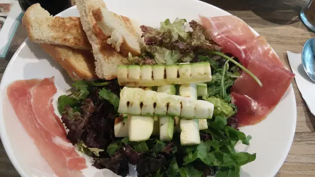 這個水準非常高， 香蕉吐司很好食， 沙律菜亦很新鮮， 燒翠玉瓜原來很香的， 有新意，很滿意。