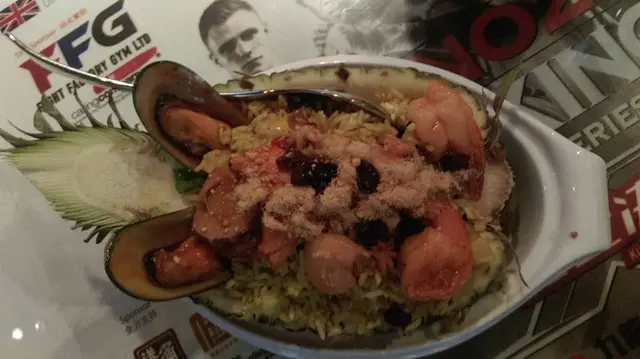 原隻菠蘿海鮮焗飯$128新鮮海鮮搭配，組合十分豐富吸引，豐富足料上乘。蝦既大隻又彈牙爽口，焗飯乾身不油，入口帶菠蘿的甜香，加上有數款海鮮，蝦仁、青口及魷魚，配料豐富，的確在水準以上，味道亦合宜，甚是