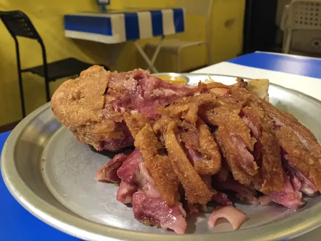 德國咸豬手配酸菜及薯仔沙律