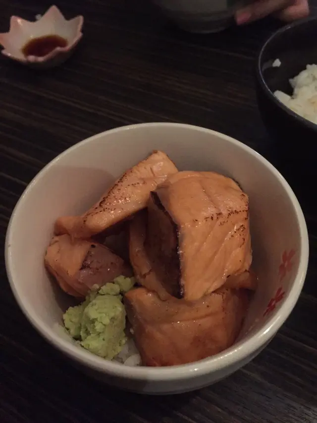 五件厚身三文魚，外熱內冷，魚自十分軟滑！必吃！