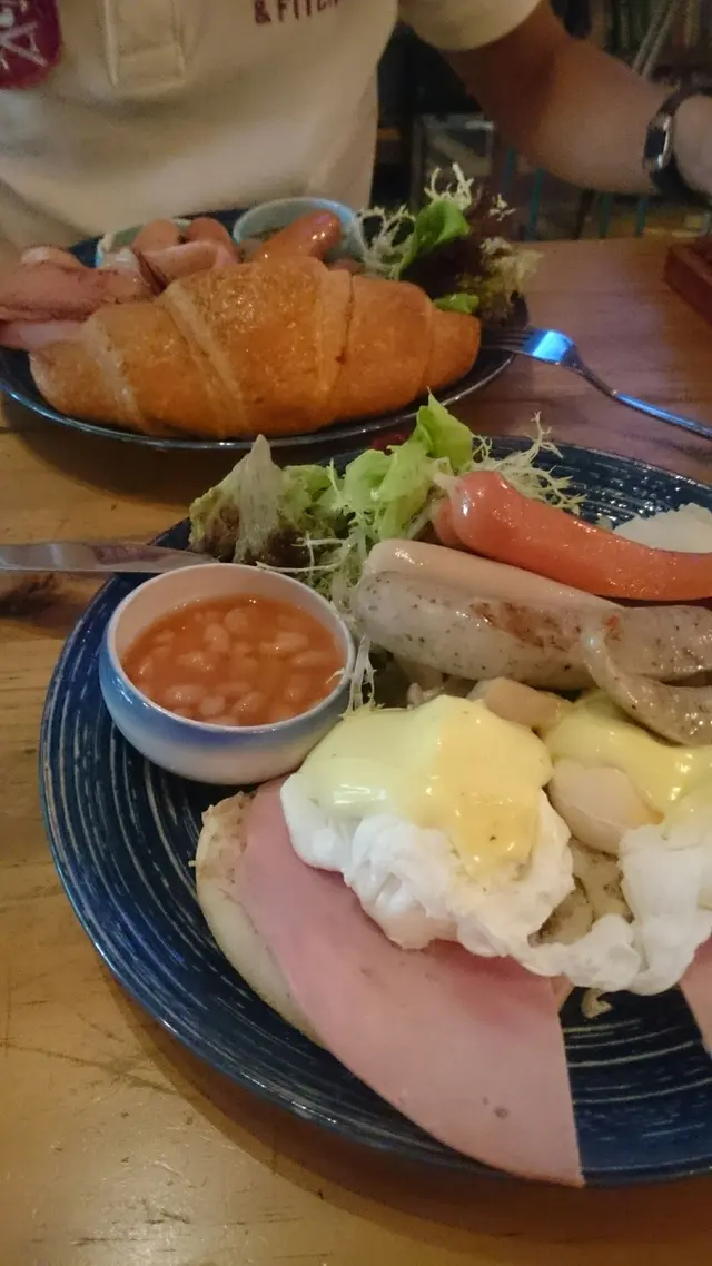 好睇唔好食!egg benedit個黃系全熟架,成個餐都系腸,其實唔洗咁多腸囉