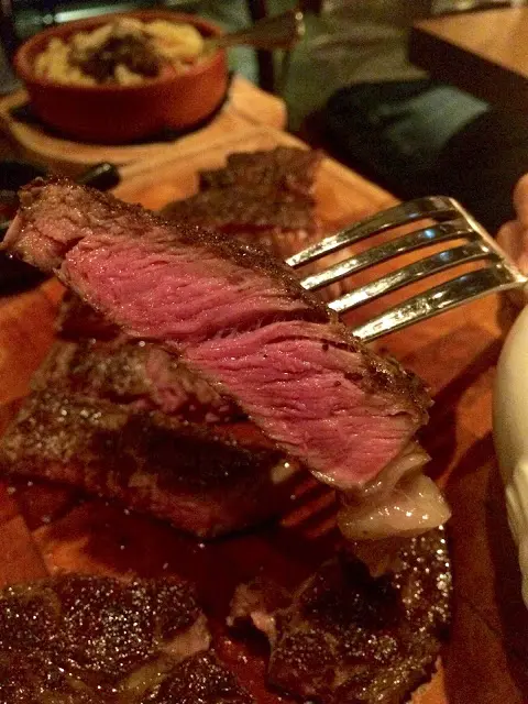 肉色紅潤，肉汁豐富