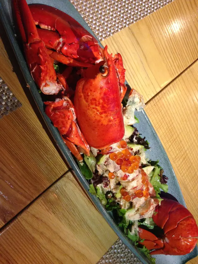 龍蝦鮮甜，加上新鮮蕃茄，菜，芝麻豆腐with salad source 非常清新^^