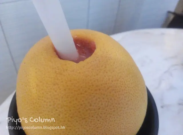 挖空原個西柚，再倒入果汁，原汁原味。