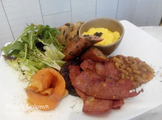 北海道牛乳滑蛋嫩滑非常，煙三文魚有近刺身的 juicy 口感。