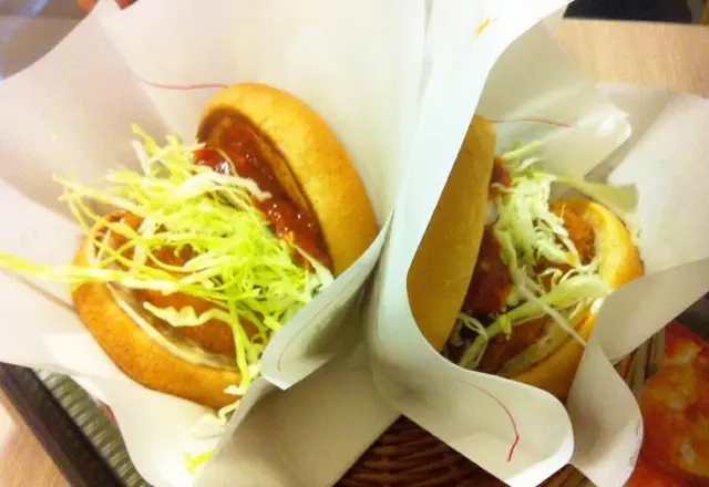 三個漢堡放得好公整